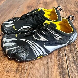 Vibram Men's Black and Silver five finger water Shoes Sz 44